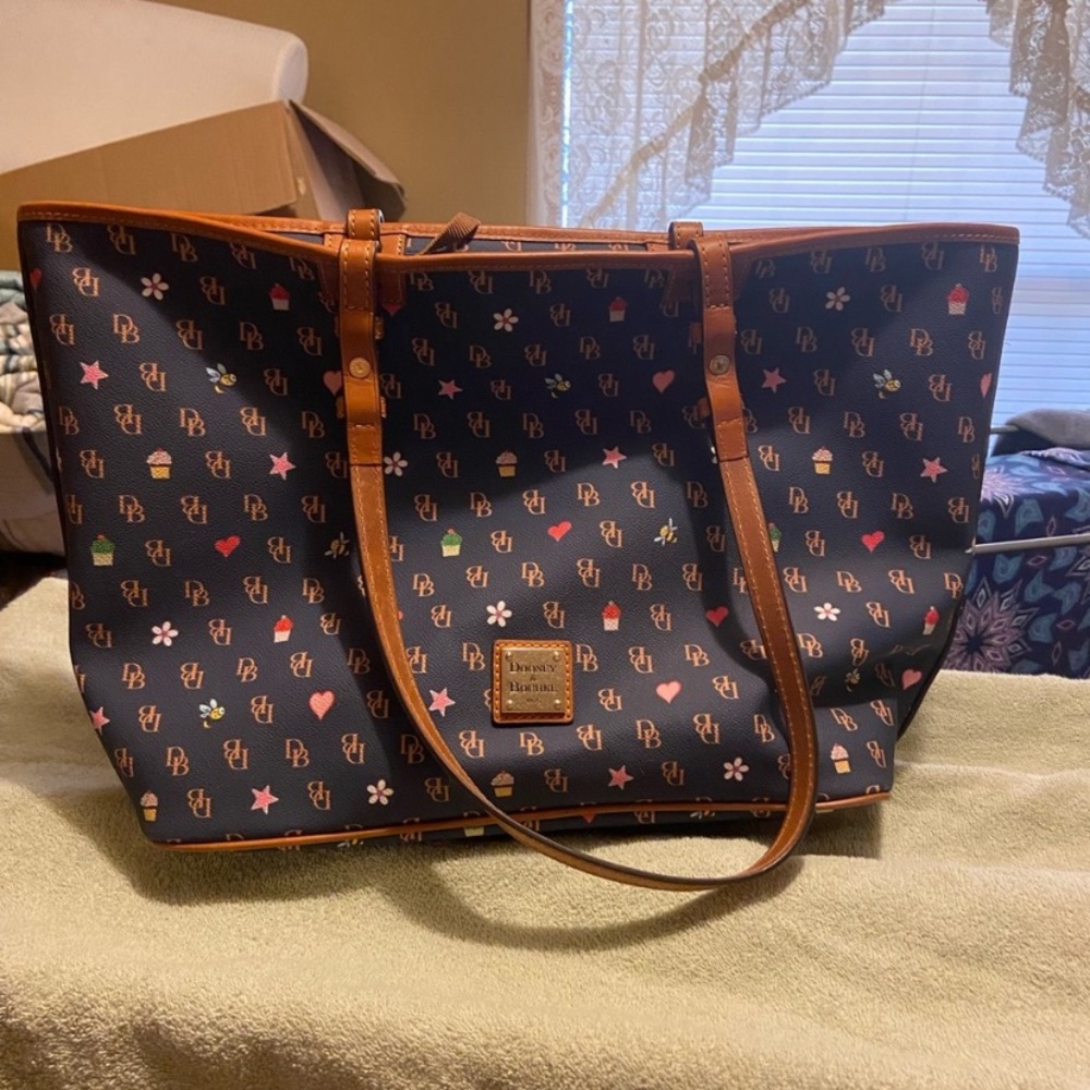 Gently used Dooney & Burke tote purse.